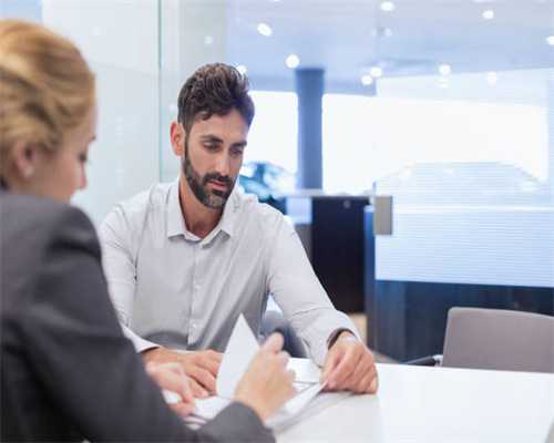 辽阳白塔：维修楼道灯 照亮居民回家路